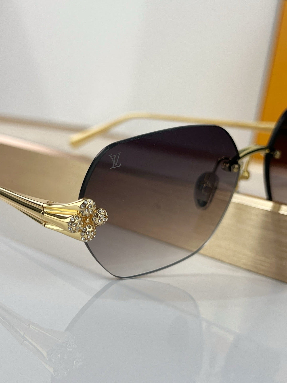 Louis Vuitton Z3324U New LV Comet Rectangular Sunglasses✨
