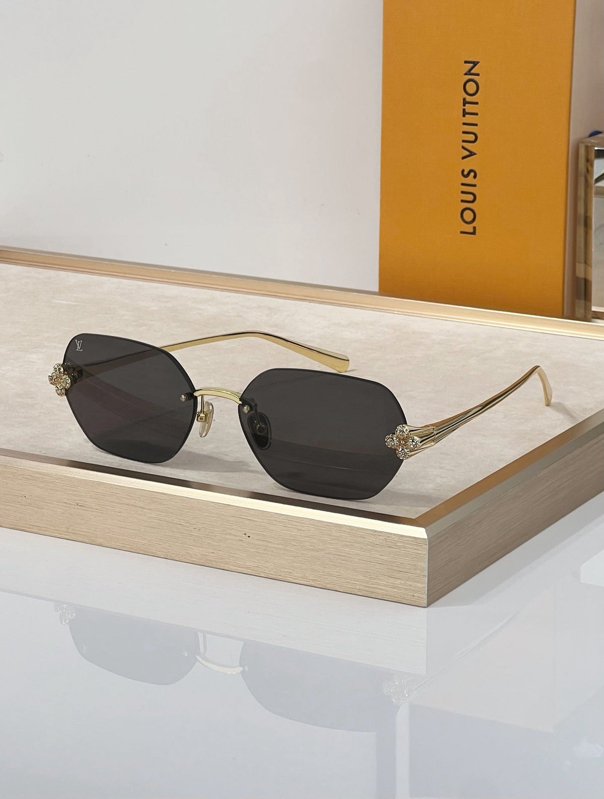 Louis Vuitton Z3324U New LV Comet Rectangular Sunglasses✨