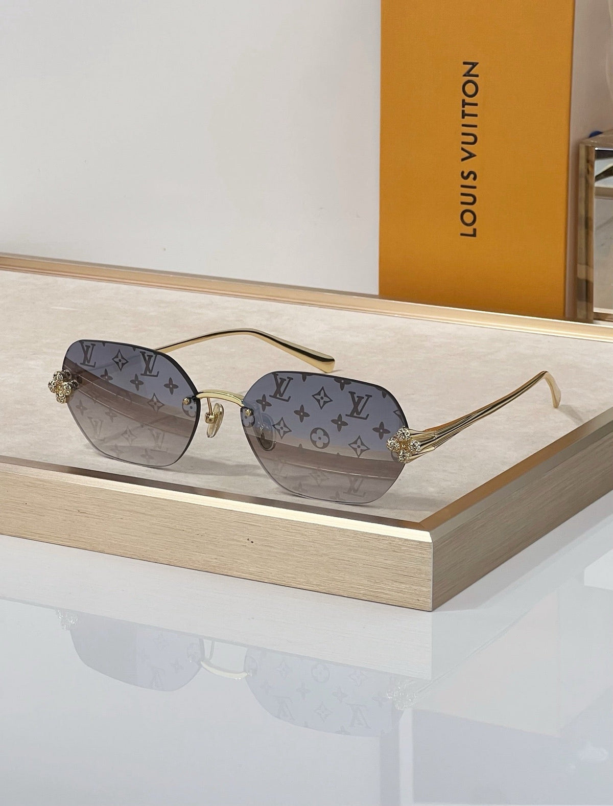 Louis Vuitton Z3324U New LV Comet Rectangular Sunglasses✨