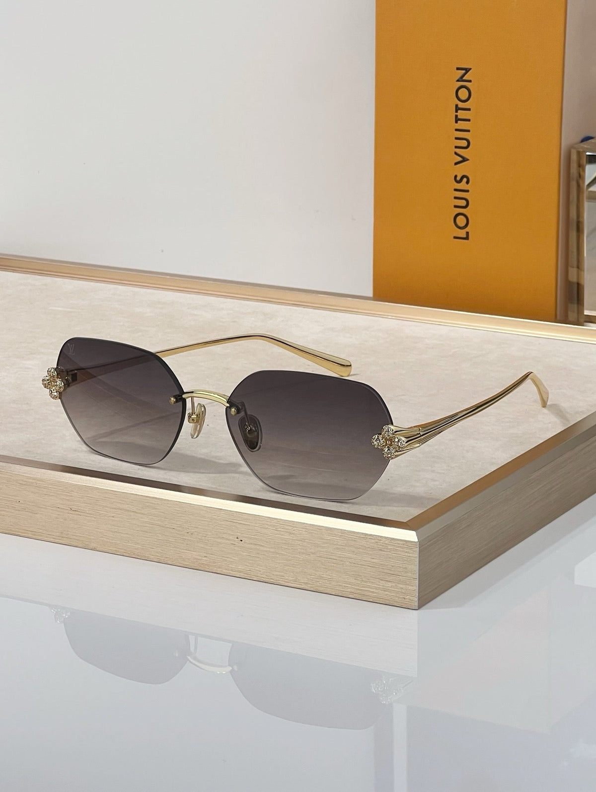 Louis Vuitton Z3324U New LV Comet Rectangular Sunglasses✨