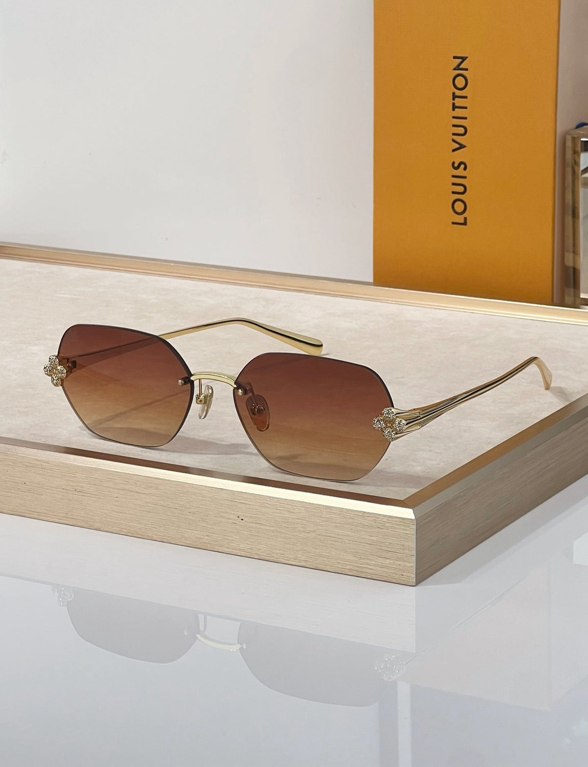 Louis Vuitton Z3324U New LV Comet Rectangular Sunglasses✨