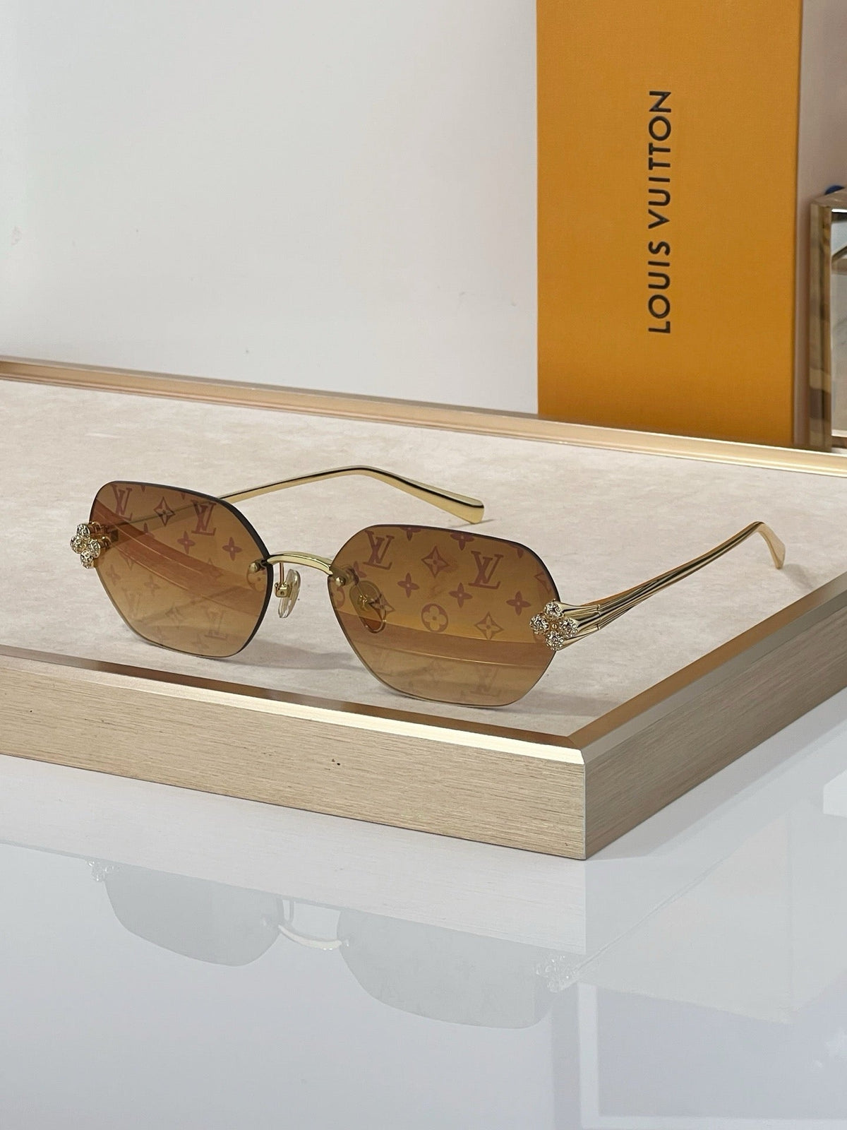 Louis Vuitton Z3324U New LV Comet Rectangular Sunglasses✨